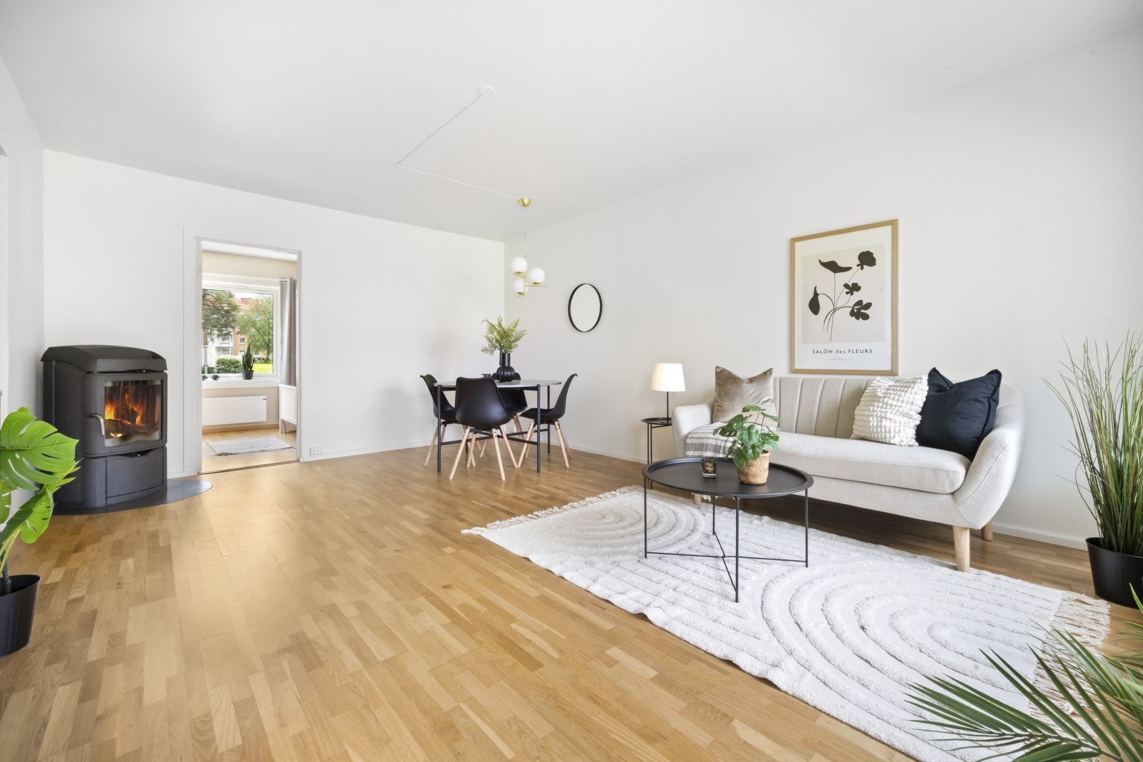 Hyggelig peis i stuen som varmer god på kalde høstdager. Galleribilde