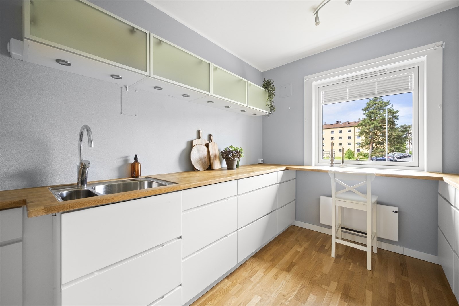 Hyggelig frokostplass med fint utsyn til grøntareal. Galleribilde