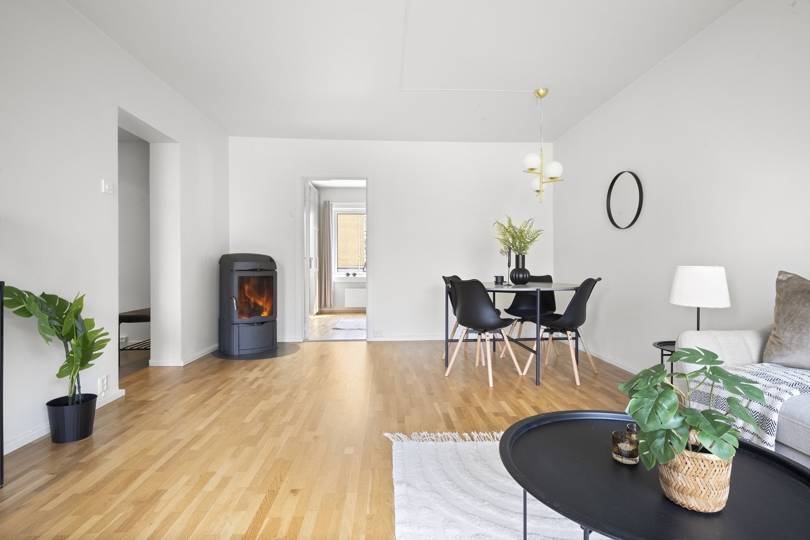Romslig stue med god plass til flere sittegrupper. Galleribilde