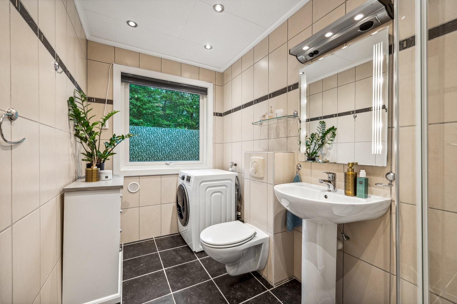 Kombinert bad/vaskerom som i følge tidligere opplysninger ble oppgradert i ca. 2010 og utbedret i 2017. Galleribilde