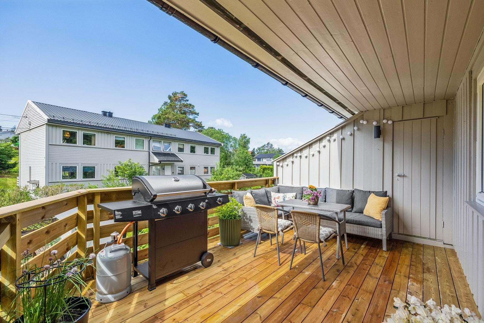 I følge selger er det på fine dager sol på balkongen fra formiddagen til godt ut på kvelden. Direkte adkomst til praktisk utebod. Galleribilde