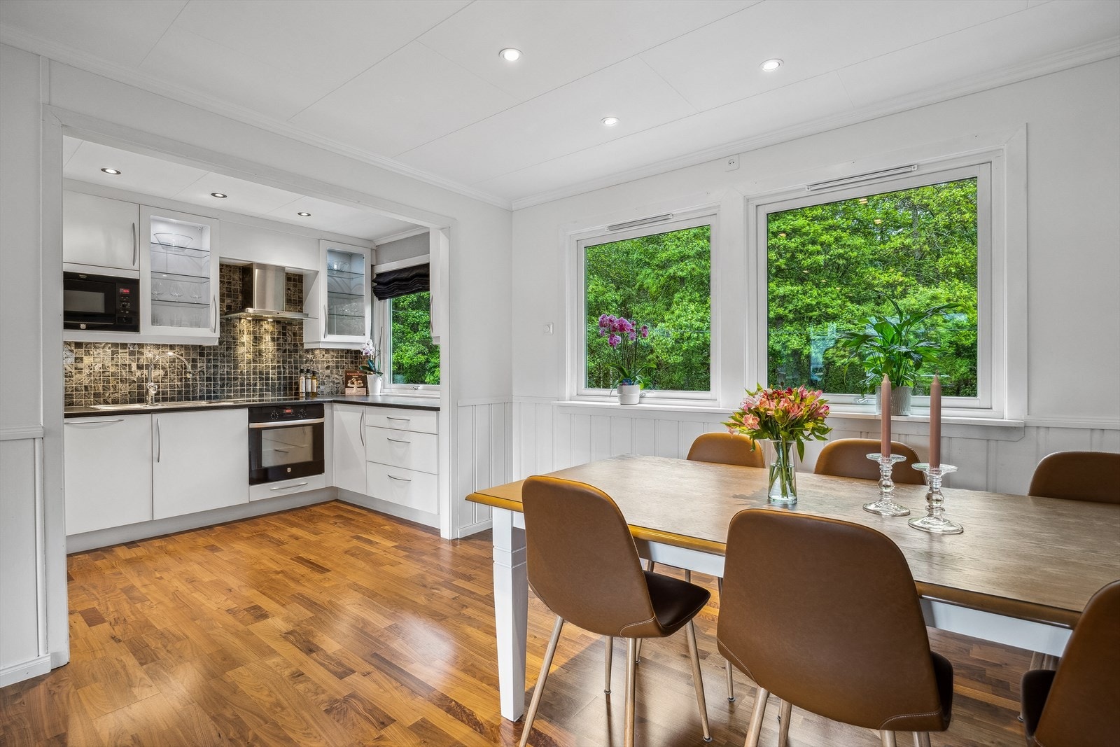 Kjøkkenet er beliggende fint tilbaketrukket i rommet. Galleribilde