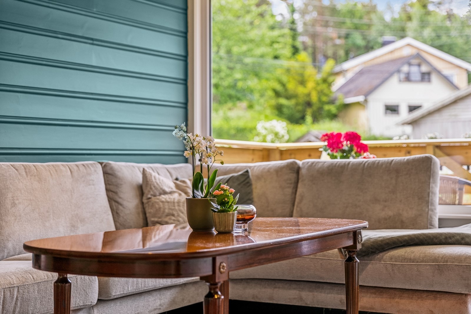 Malt kontrastvegg gir leiligheten et eget særpreg. Galleribilde