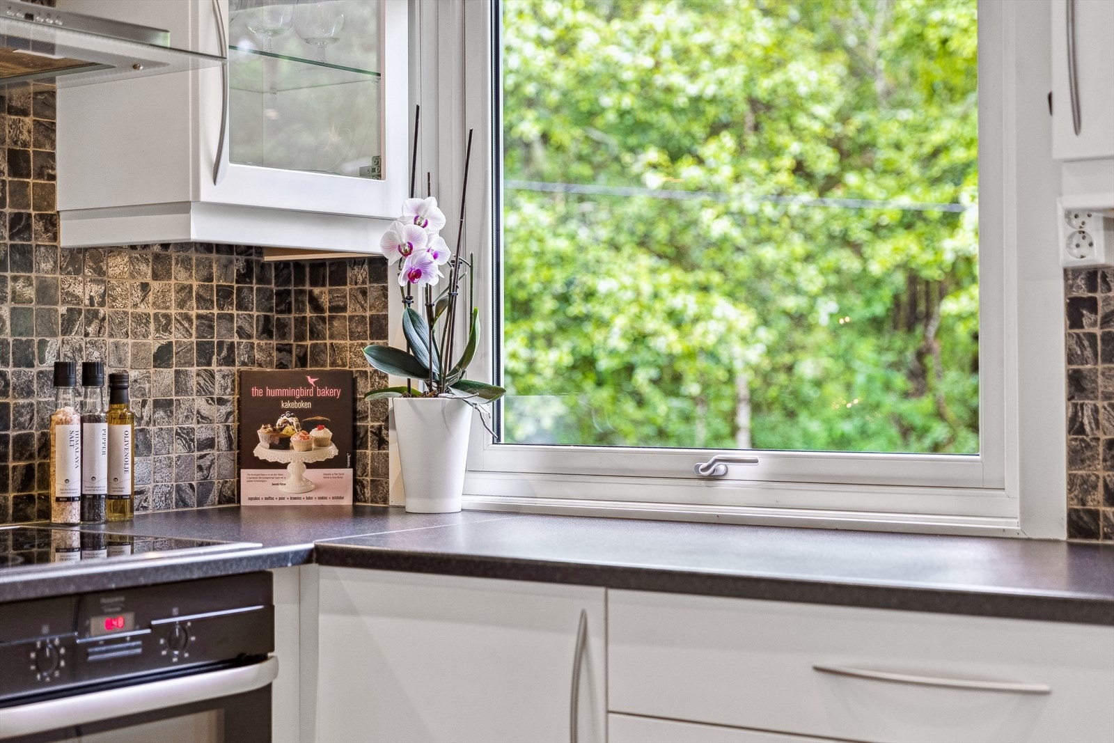 Tiltalende flisvalg mellom over- og underskap. Vedrørende hvitevarer - se pkt. løsøre og tilbehør i salgsoppgaven. Galleribilde