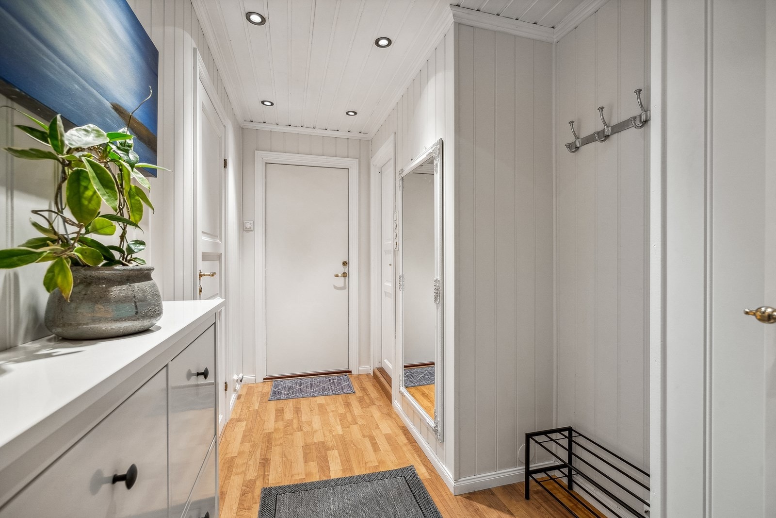 Lysmalt entrè/gang med god plass til yttertøy og sko. Leiligheten disponerer bod i felles yttergang. Galleribilde