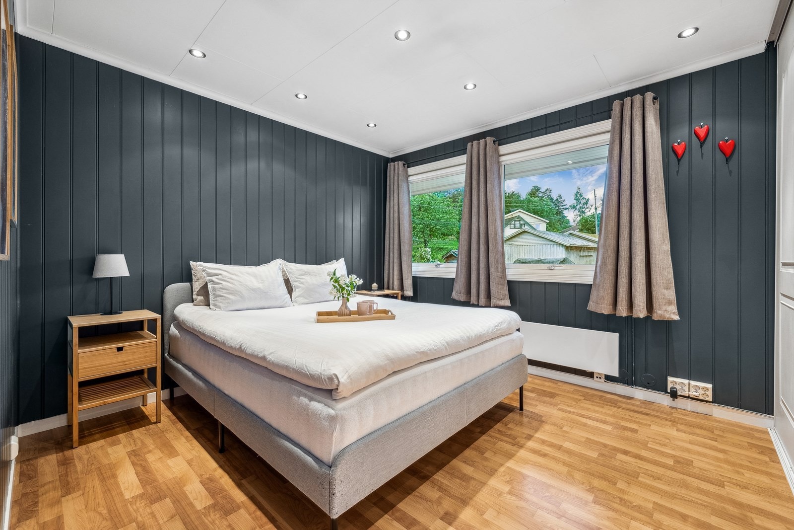 Leiligheten inneholder et romslig soverom. Flere andre leiligheter har slått sammen og omgjort deler av soverommet og bodene med adkomst fra fellesgang til soverom 2. Tiltaket må i så fall søkes Grimstad kommune. Galleribilde