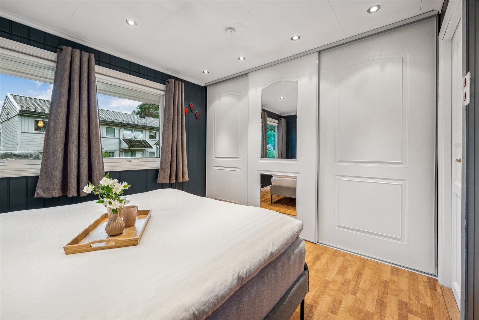 Skyvedørsgarderobe er montert langs hele den ene veggen i rommet. Galleribilde