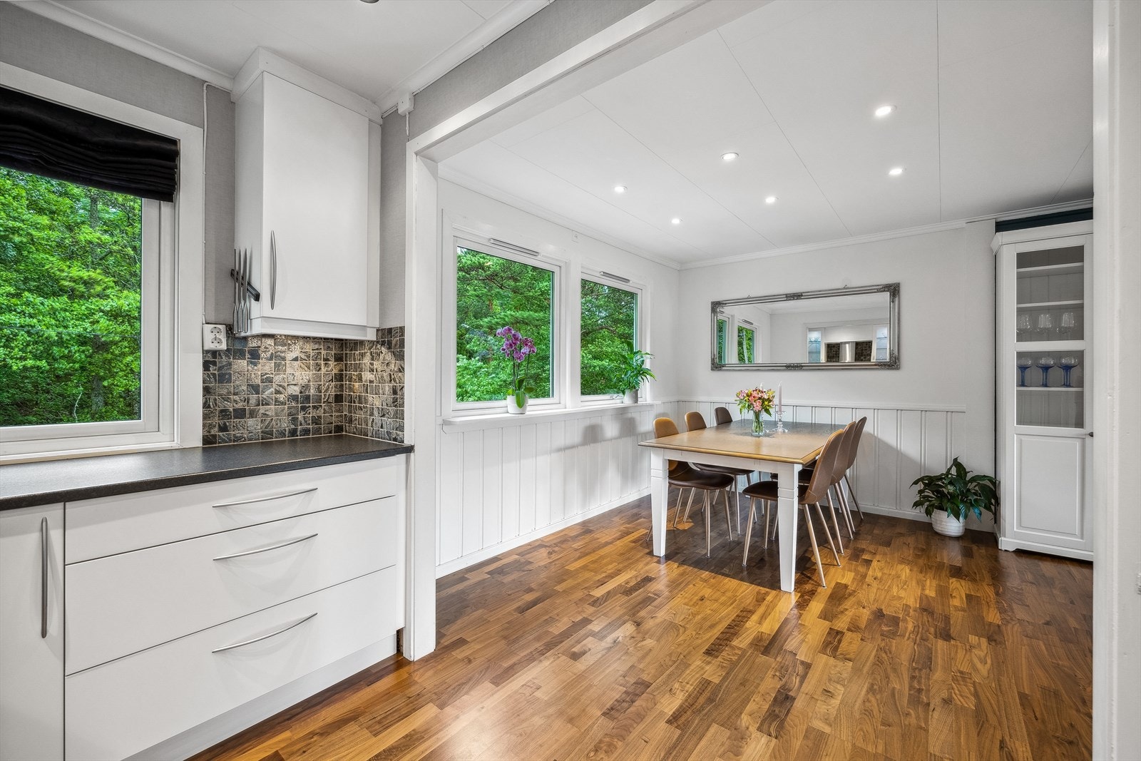 Den åpen planløsningen gjør dette til en sosialt allrom! Galleribilde