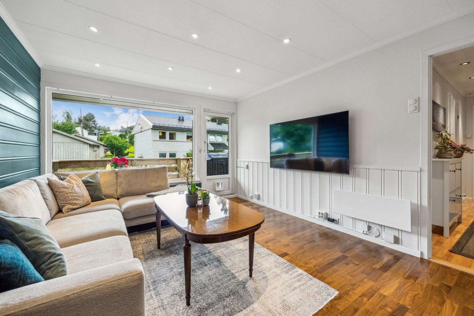 Leiligheten er malt i tidsriktige farger og har god planløsning og fremstår som lys og moderne. Galleribilde