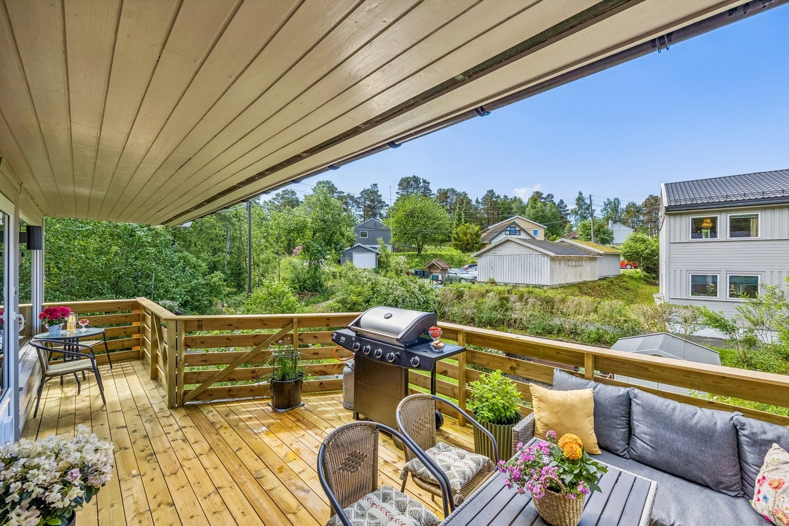 Eiendommen ligger i et pent, veletablert boligområde ca. 3 km. vest for Grimstad sentrum, innerst i blindvei. Kort vei til sjøen og Groos. Galleribilde