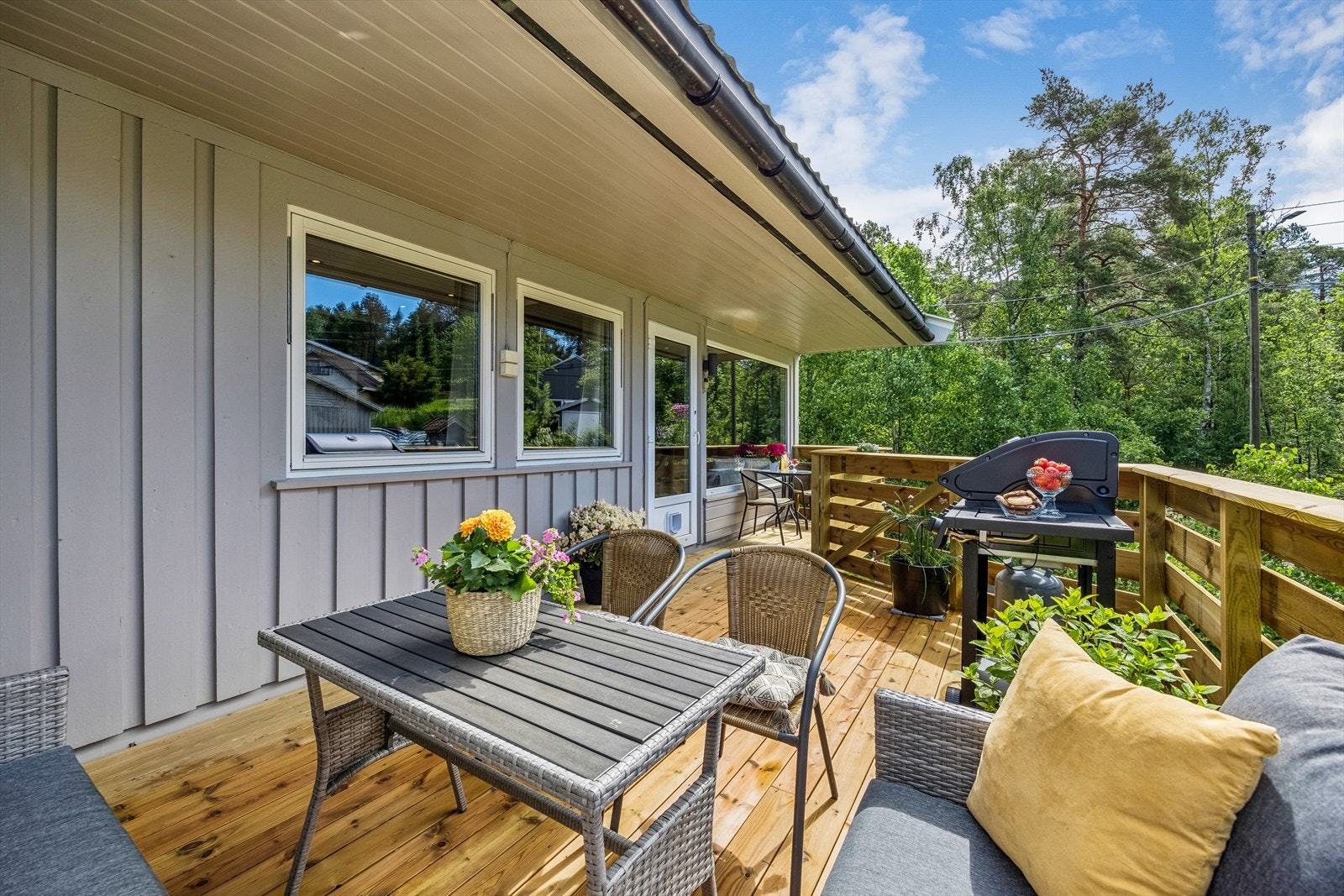 Denne ble i 2002 utvidet og har i dag et bruksareal på 16 kvm. Delvis overbygd. Galleribilde