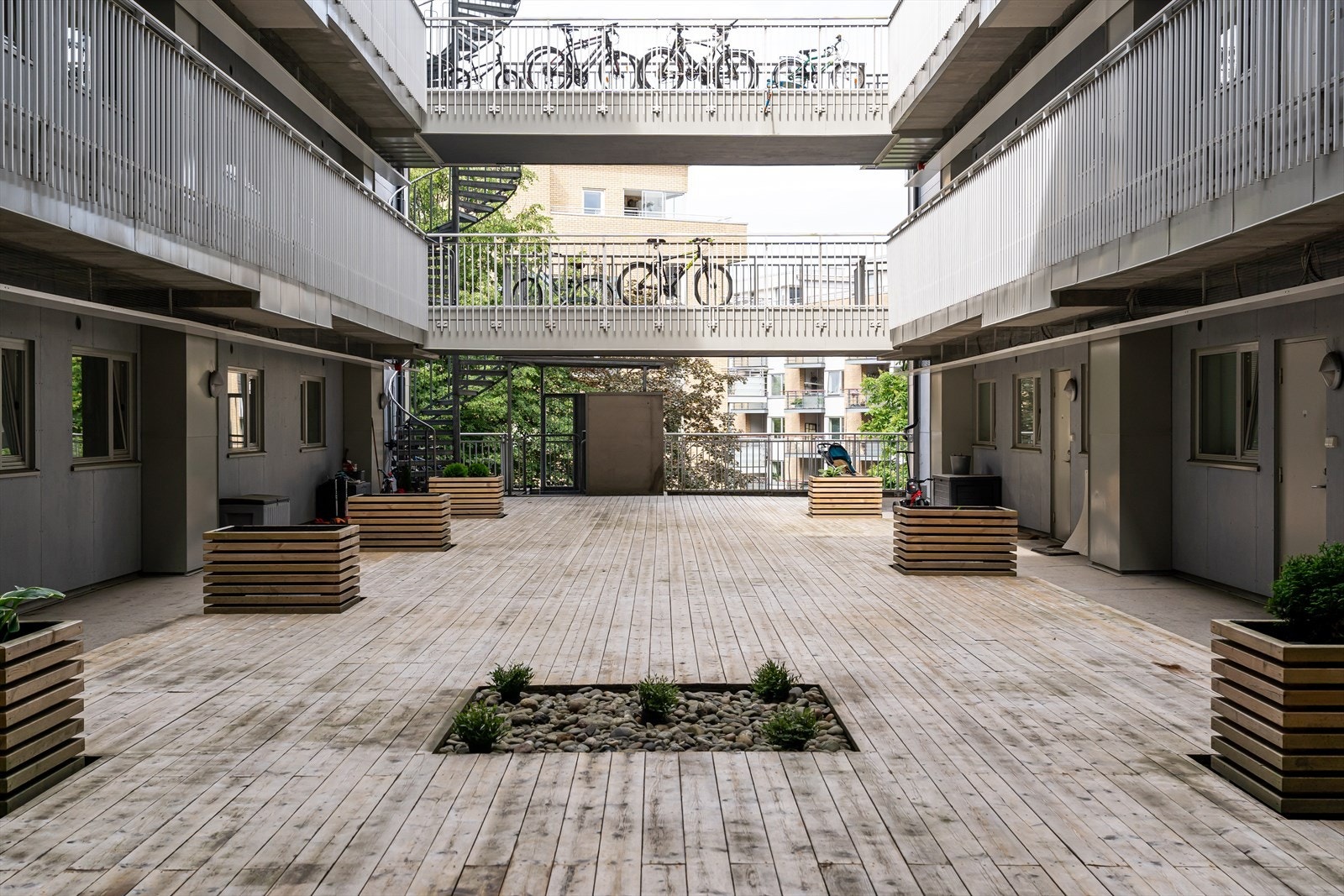 Leiligheten har en gjennomgående planløsning og ligger tilbaketrukket til fra Sandakerveien. Galleribilde