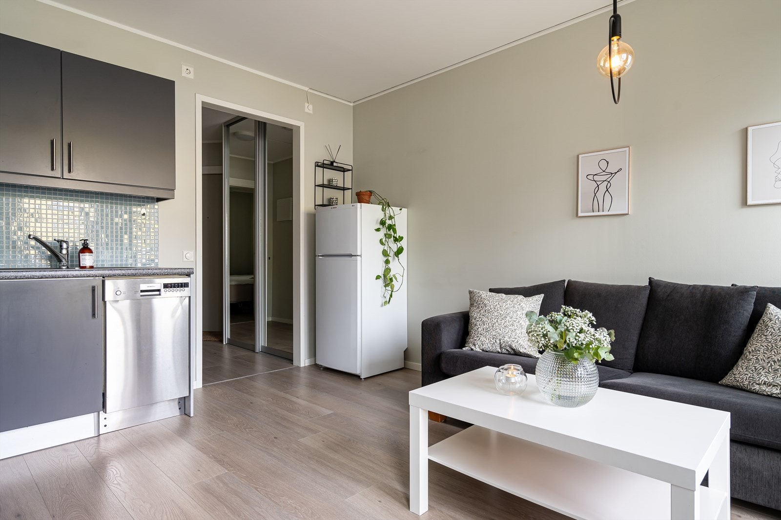 Boligen har åpen stue- kjøkkenløsning med plass til sofagruppe og en liten spisekrok. Alt etter eget ønske. Galleribilde