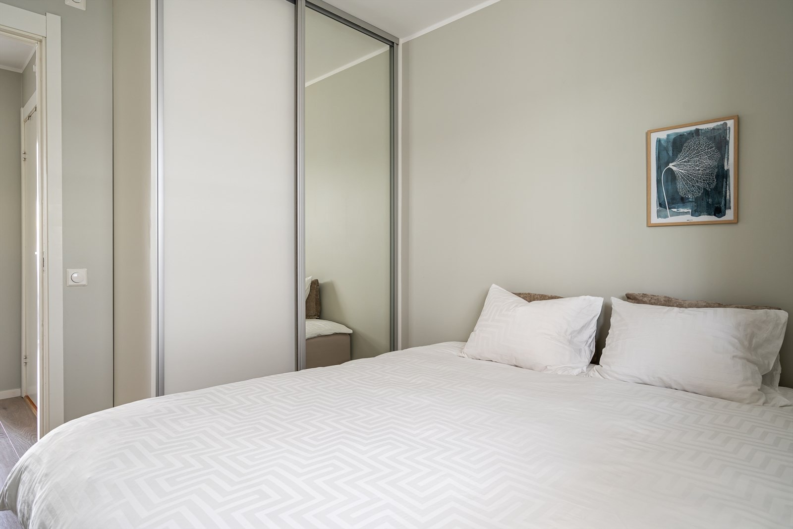 Det er montert skyvedørsgarderobe med speilfront, for oppbevaring av tøy. Boligen disponerer en kjellerbod på ca. 6 m². Galleribilde