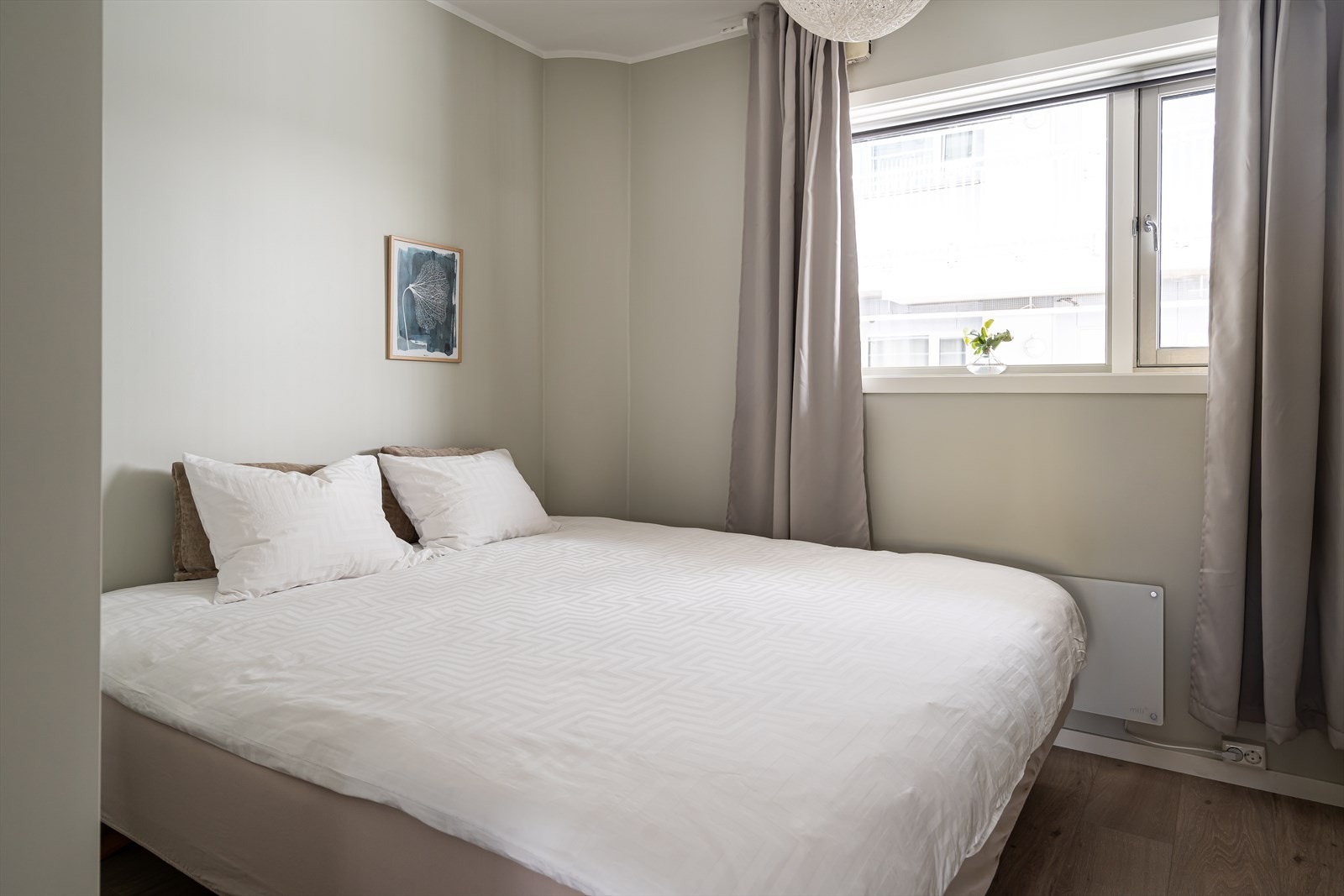 Soverom av god størrelse som vender ut mot indre gårdsrom. Galleribilde