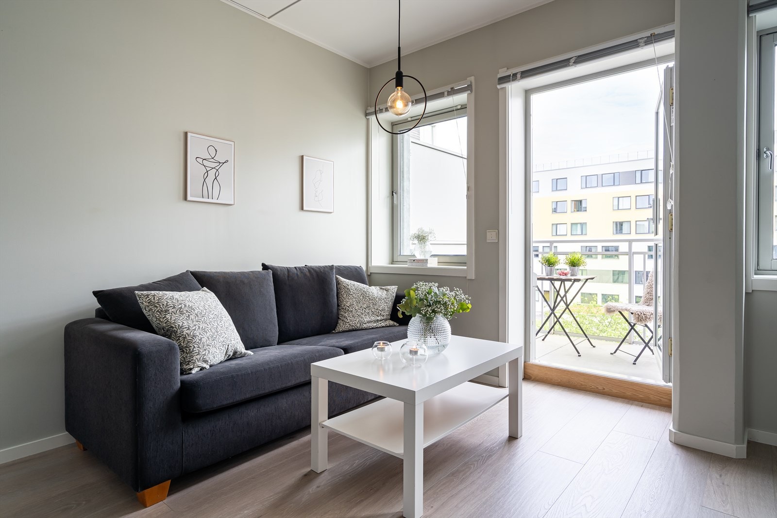 Fra stuen har du utgang til hyggelig balkong på ca. 5 m² som vender inn mot stille og rolig gårdsrom. Galleribilde