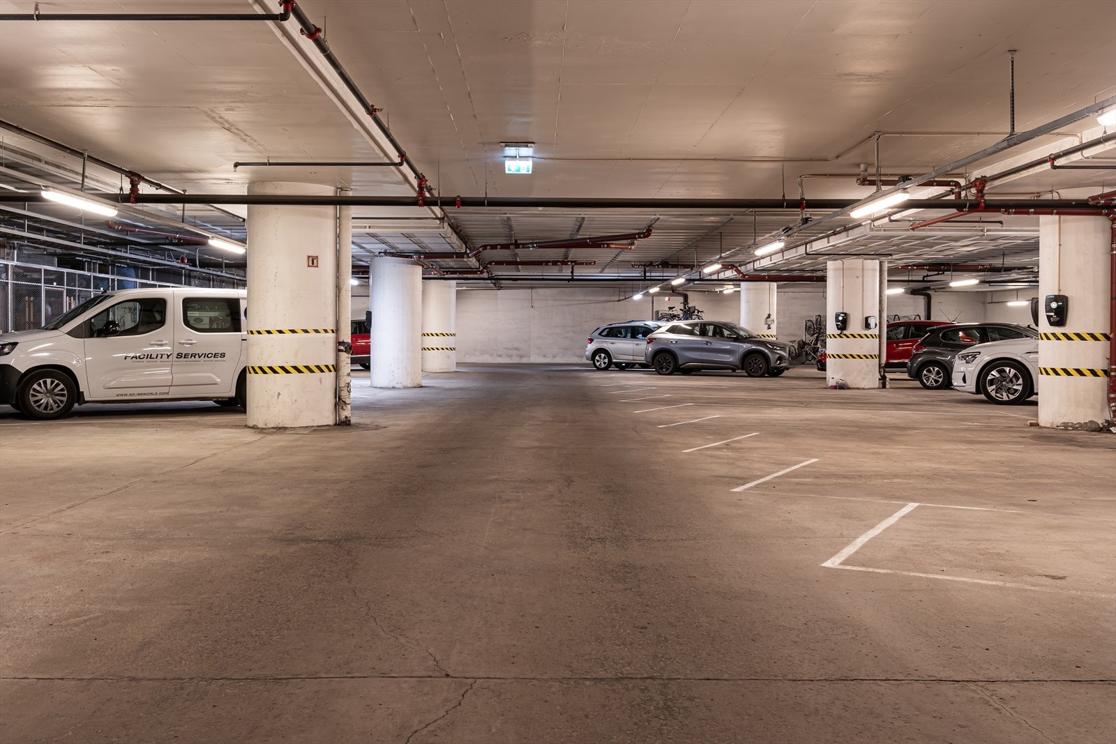 Det er garasjeanlegg i kjelleren, hvor det kan være muligheter for å kjøpe eller leie plass. Galleribilde