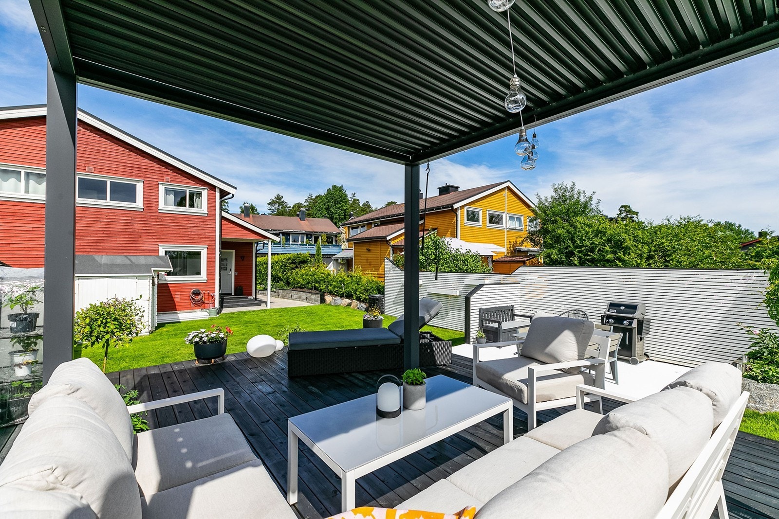 Pergolaens tak er i dag låst i lukket posisjon og gir sval skygge på varme sommerdager. Galleribilde