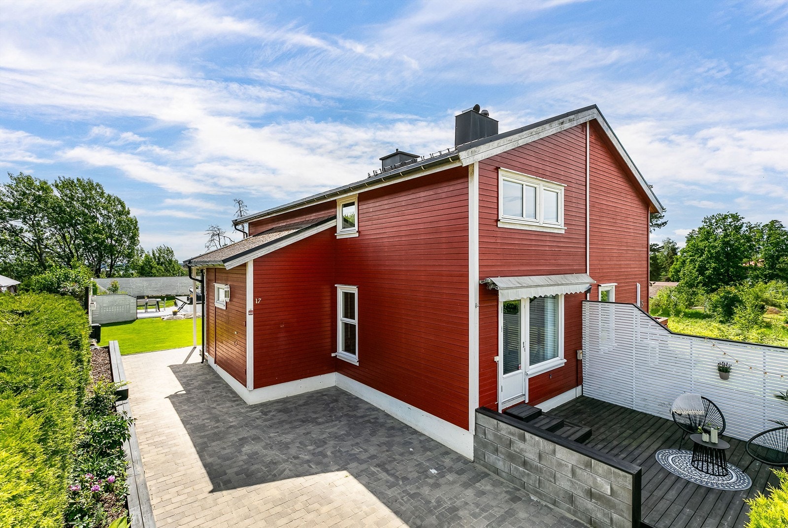 Nr. 17 utgjør tomannsboligens nordre halvdel og inneholder en familievennlig romløsning som inkluderer full kjeller. Galleribilde