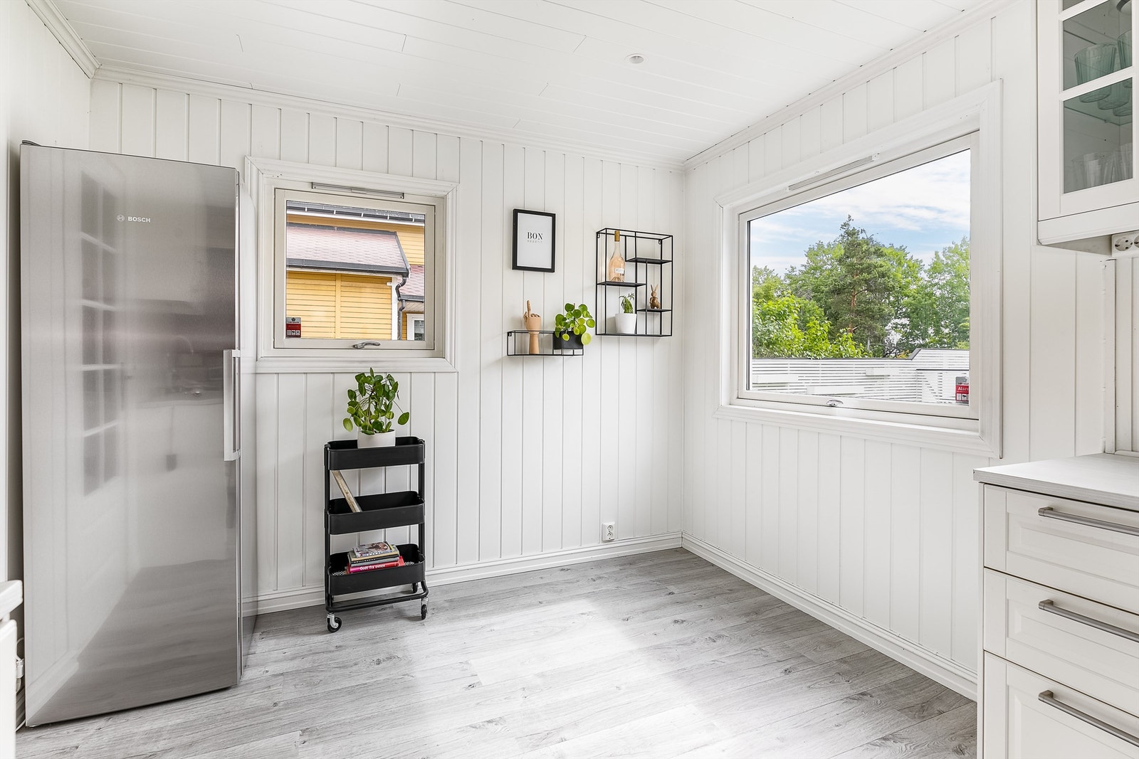 På kjøkkenet er det rom for et mindre frokostbord foran vinduet. Galleribilde