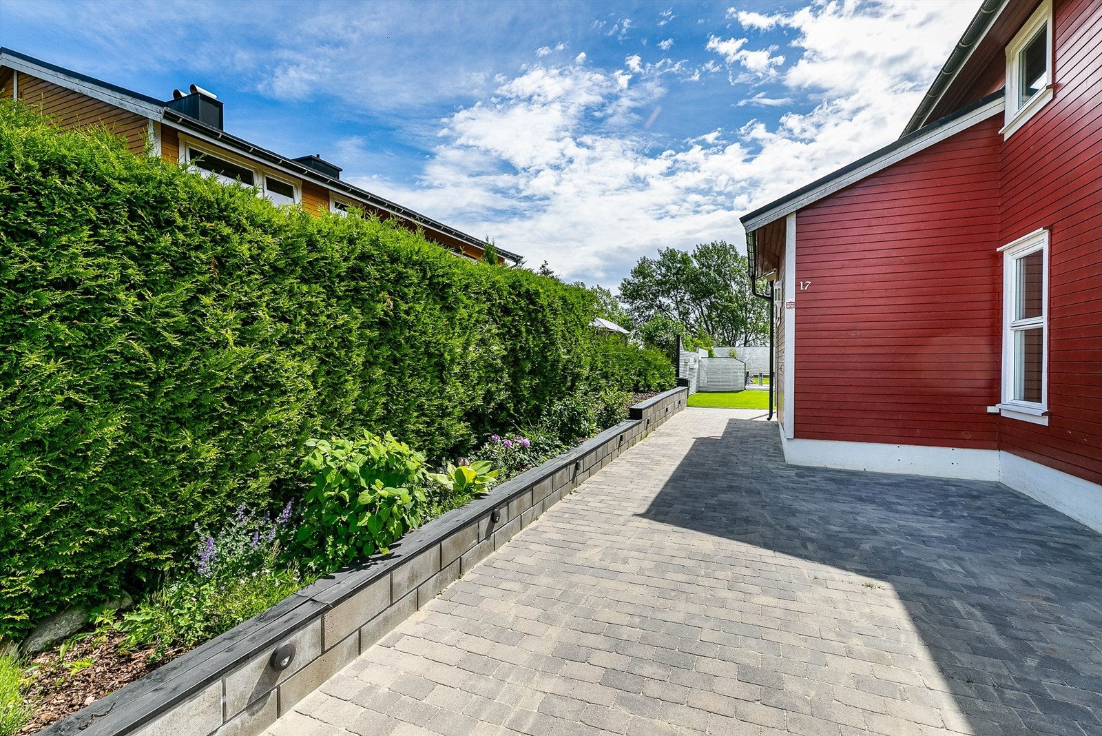 Støttemur langs gårdsplassen har effektfull belysning. Galleribilde