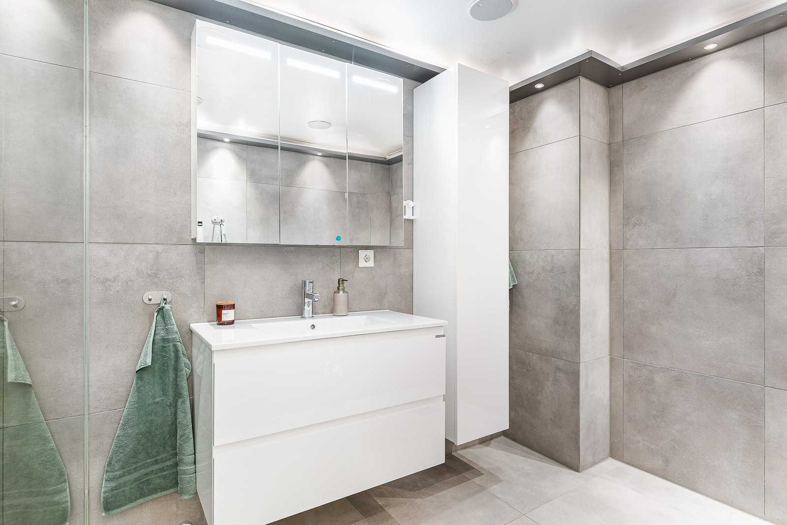 Badet ble renovert rundt 2018/2019. Gulv og vegger er utført med aktuelle fliser av 60x60 cm. format som fremmer helhet. Galleribilde