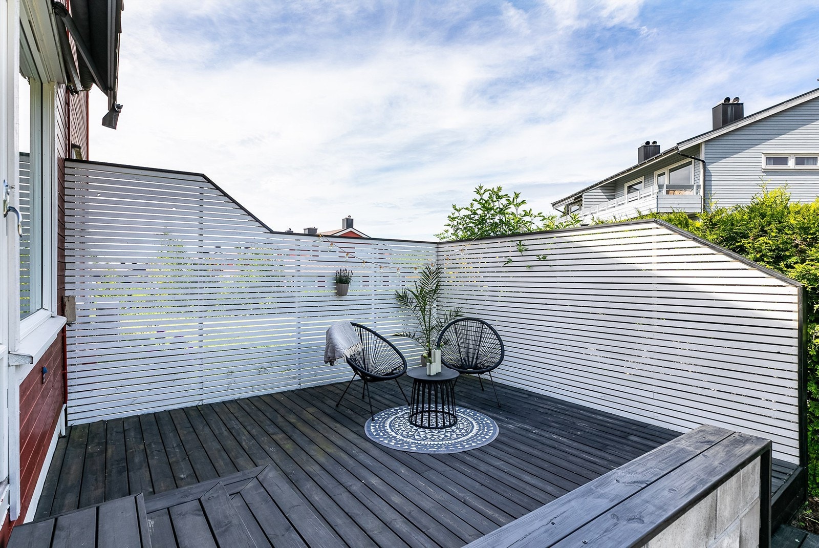 Skjermende spilevegger ivaretar privatlivet også på stuens terrasse. Galleribilde
