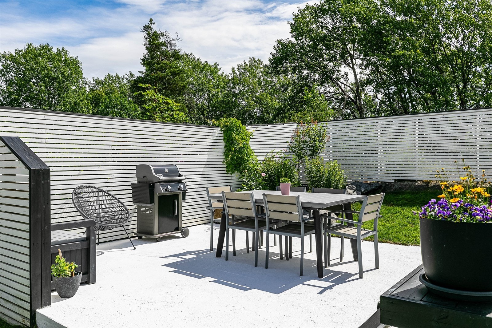 Støpt platting øst i hagen, ypperlig for grill og måltider i friluft. Galleribilde