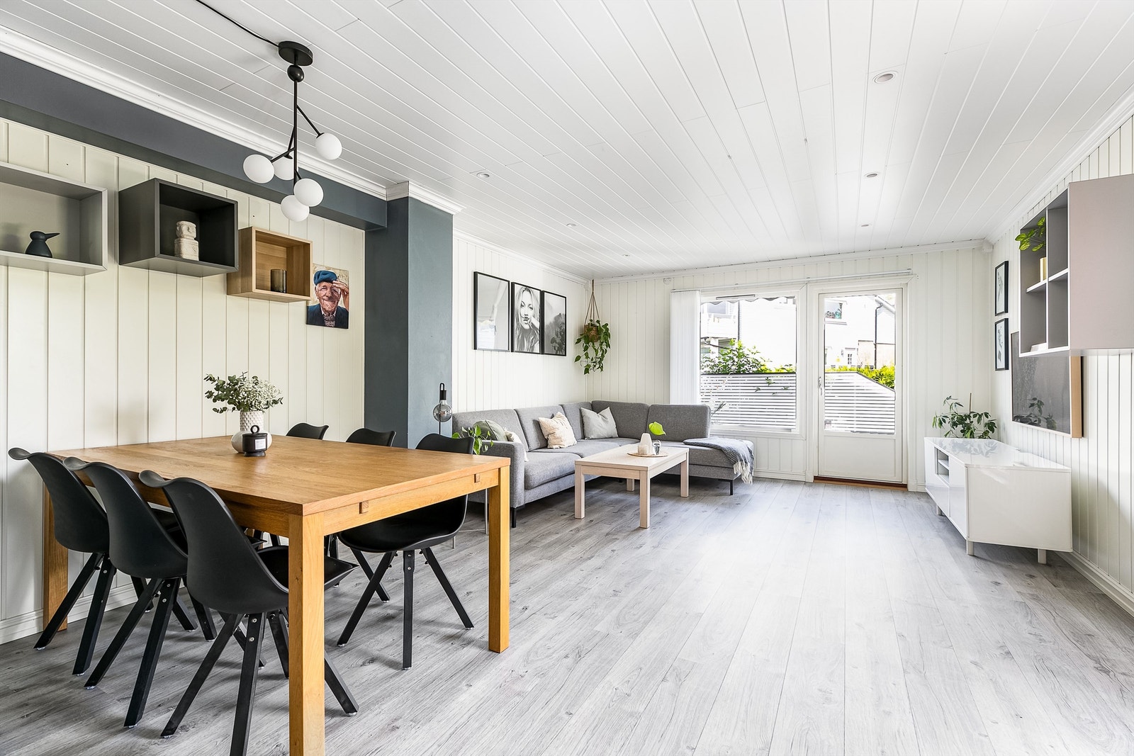 Innvendig oppussing er utført i flere omganger i senere år, blant annet i stuen. Galleribilde