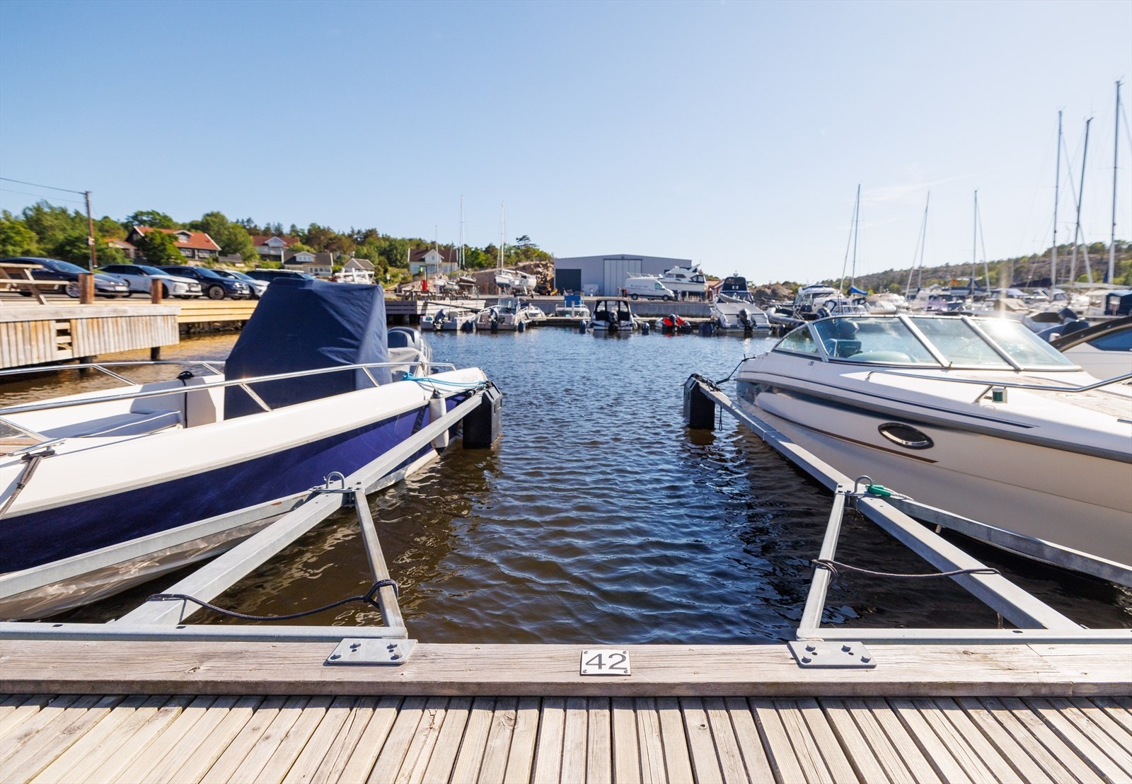 Tinglyst båtplass som følger med eiendommen. Bredden på båtplass nr. 42 er 230 cm bred. Galleribilde
