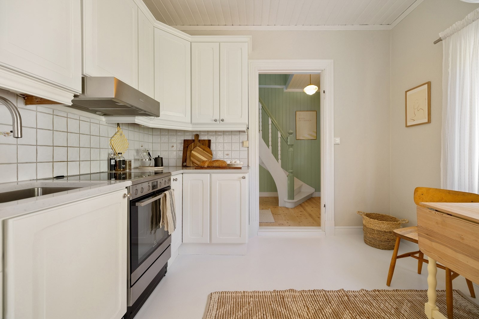 I første etasje er det gjennomgang via alle; Gang, spisestue, stue og kjøkken. Galleribilde