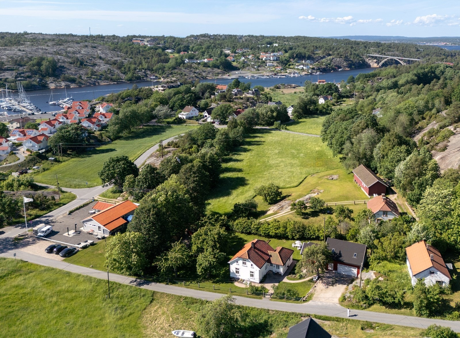 Det er en tinglyst båtplass kun 450 m fra boligen som medfølger eiendommen. Galleribilde