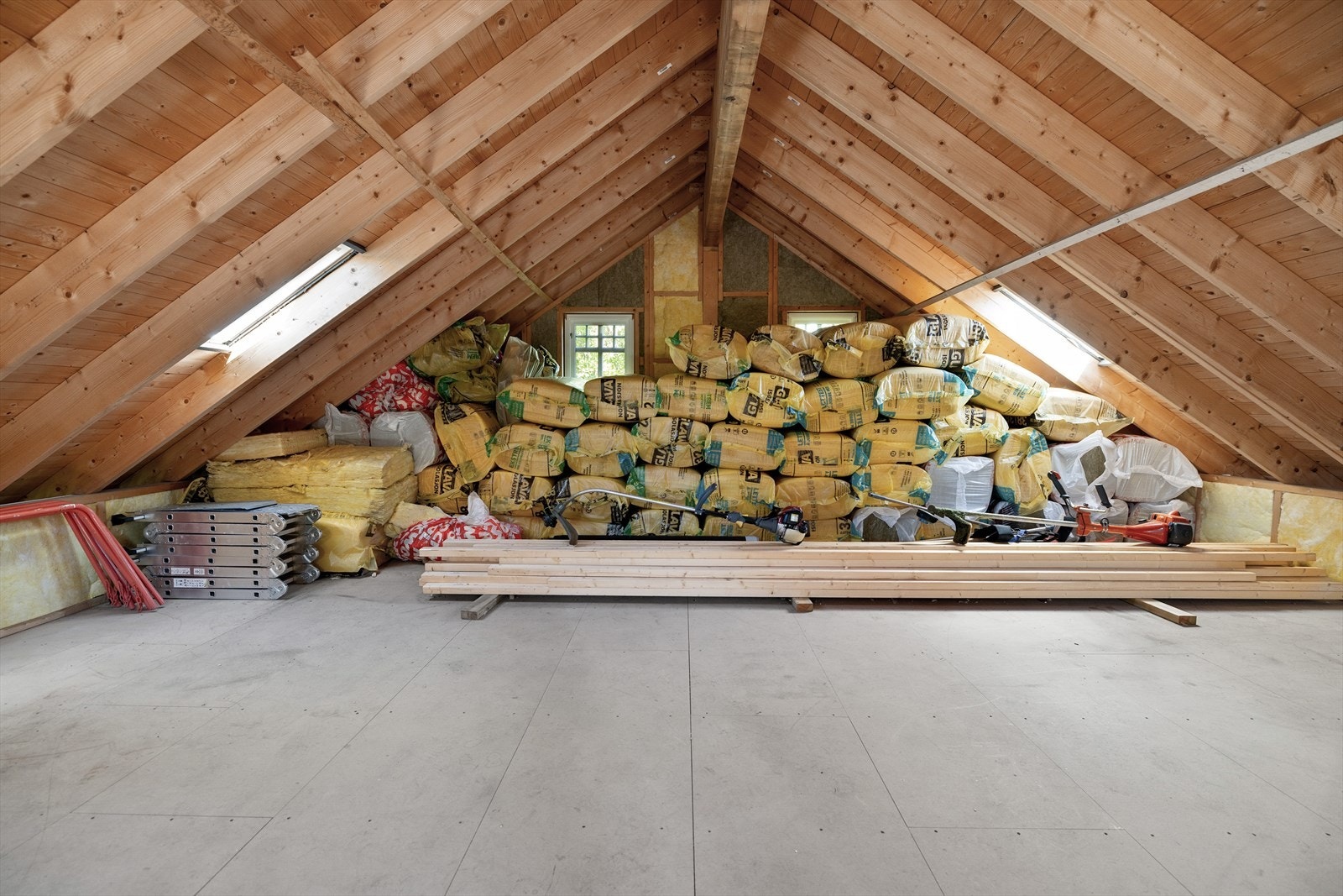 Garasjen er allerede et stor og funksjonelt areal. Men planen var å etablere en leilighet over den, og det foreligger flotte tegner for dette utarbeidet av Terje Erland Olsen hos Fredrikstad Artkitektjenester. Galleribilde