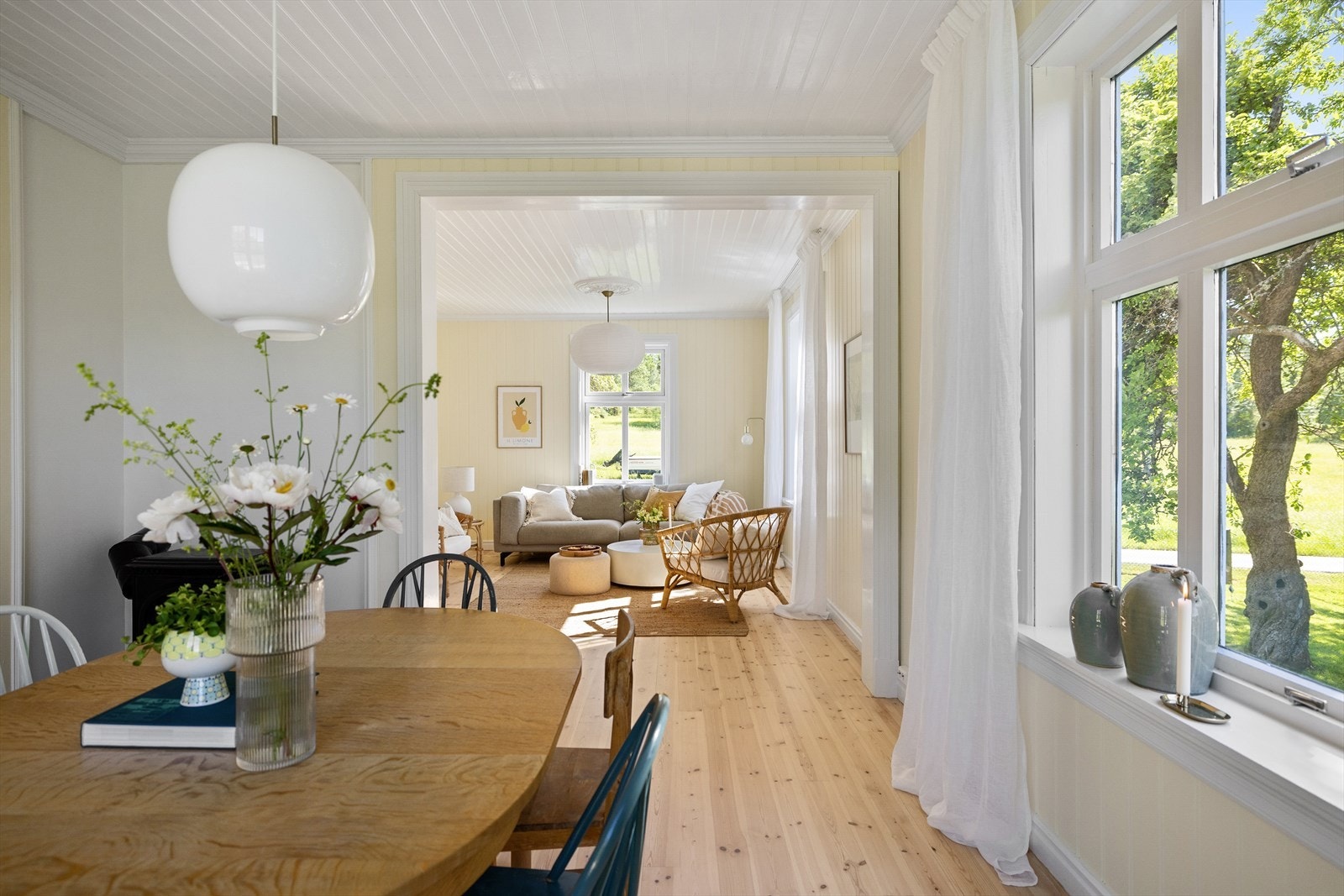 Stuene har blankt, hvitmalt tak med flott gipsstukkatur i lysekroneopphenget. Galleribilde