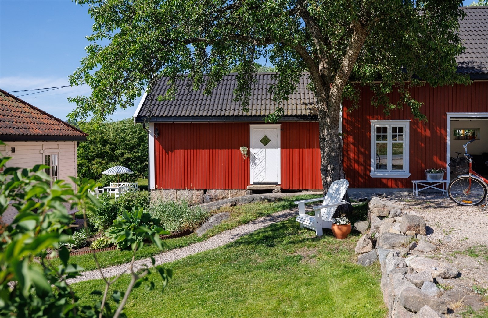 I tilknytning til garasjen er det et anneks som om sommeren brukes som gjesterom. Galleribilde