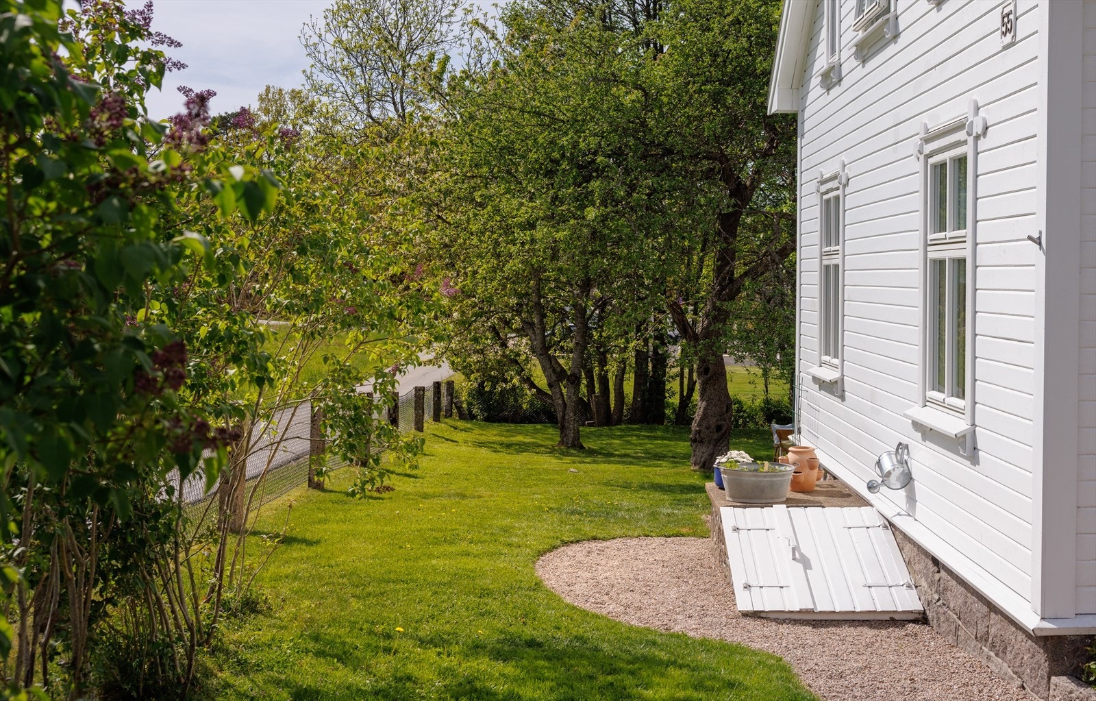 Bygningen som helhet er flott, og du legger dessuten merke til grunnmuren i granitt. Galleribilde