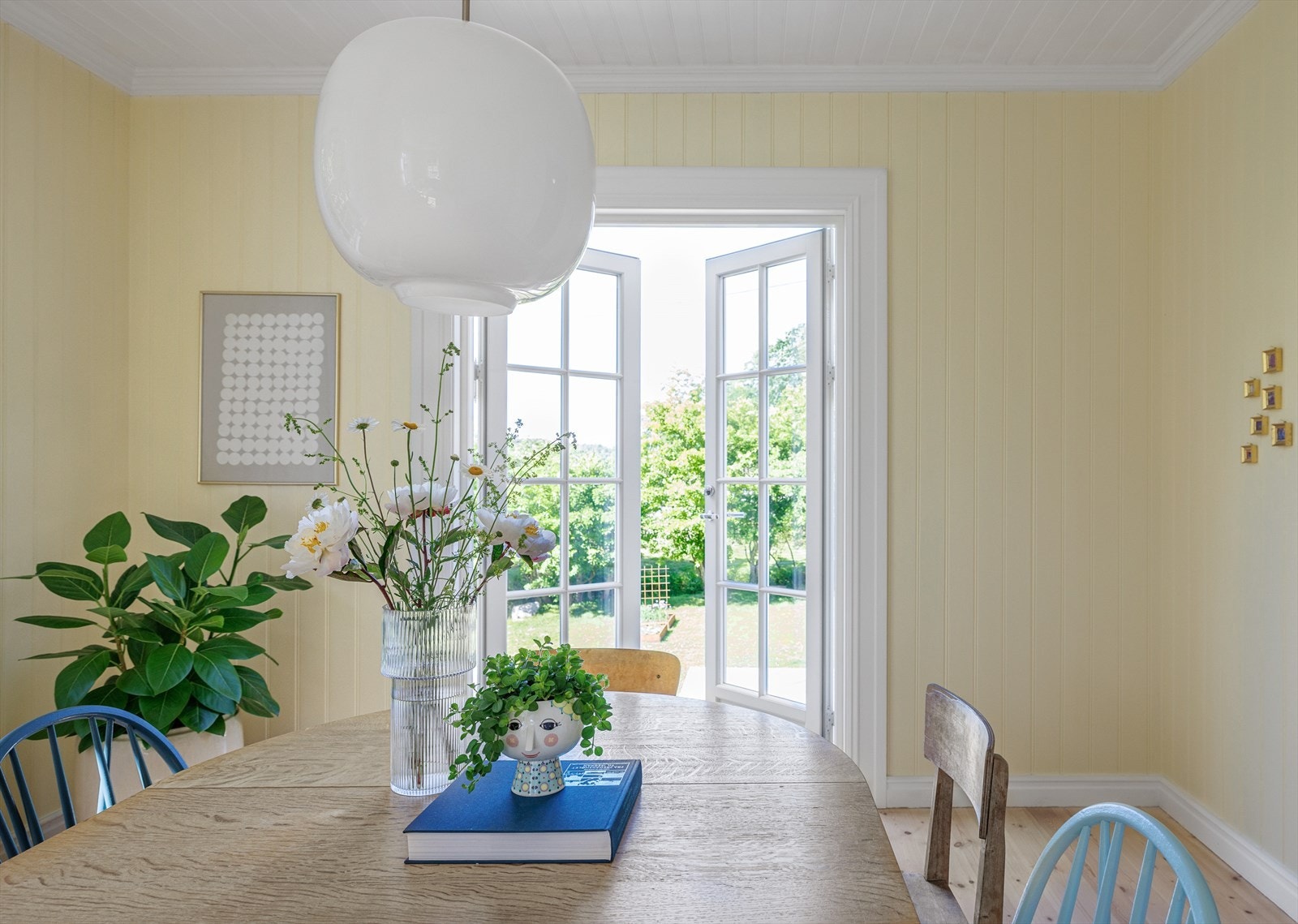 Verandadørene ble satt inn i 2024. Verandaen gir utsikt over hagen og tilgang på sen kveldssol hengende over kulturlandskapet. Galleribilde