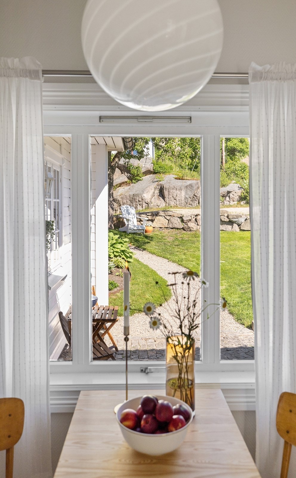 Ved kjøkkenvinduet er det plass til et lite spisebord der du kan nyte både frokost og utsikt over et frodig kulturlandskap. Galleribilde