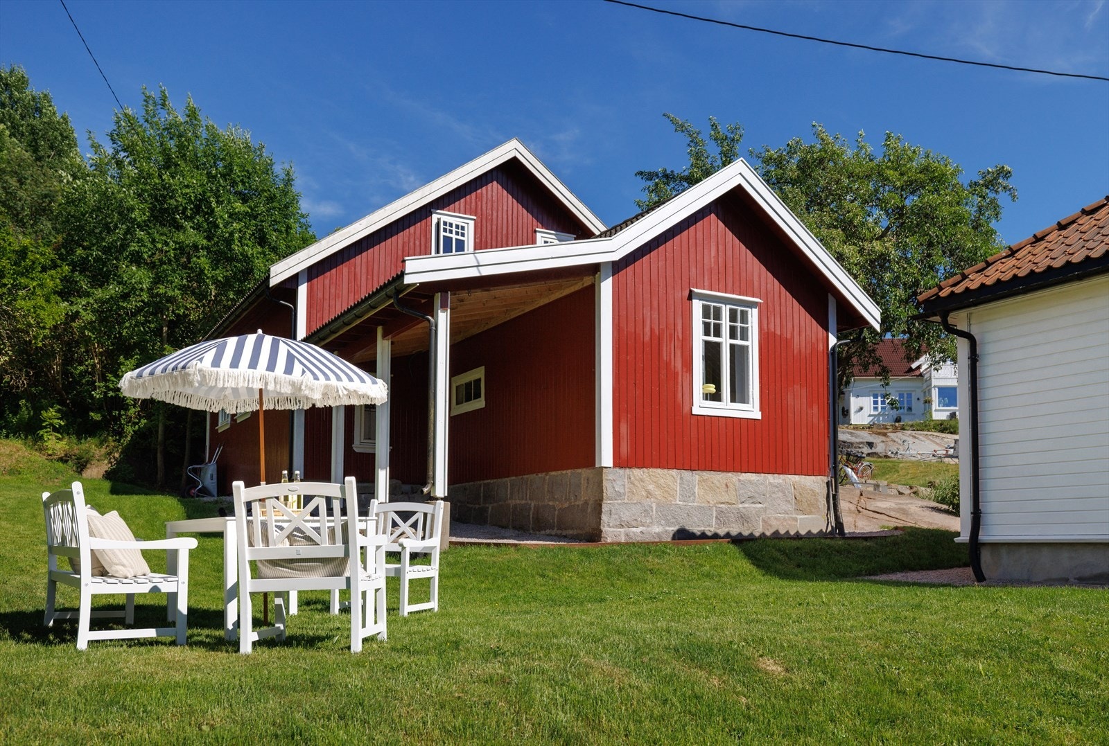 Det ekstra fine er at landet ikke et langt vekk, men ganske nær en stor by og dessuten befinner seg i et maritimt ferieparadis. Galleribilde