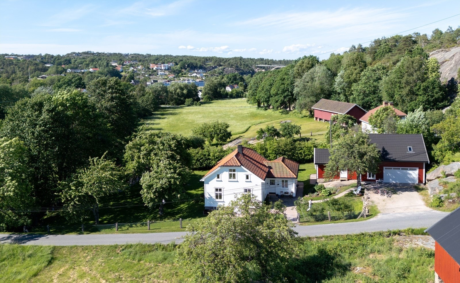 Fra boligen er det gangavstand til hovedveien. Der passerer VY-bussen som tar deg både til Fredrikstad og Oslo _ eller motsatt vei ut til Skjærhalden. Galleribilde