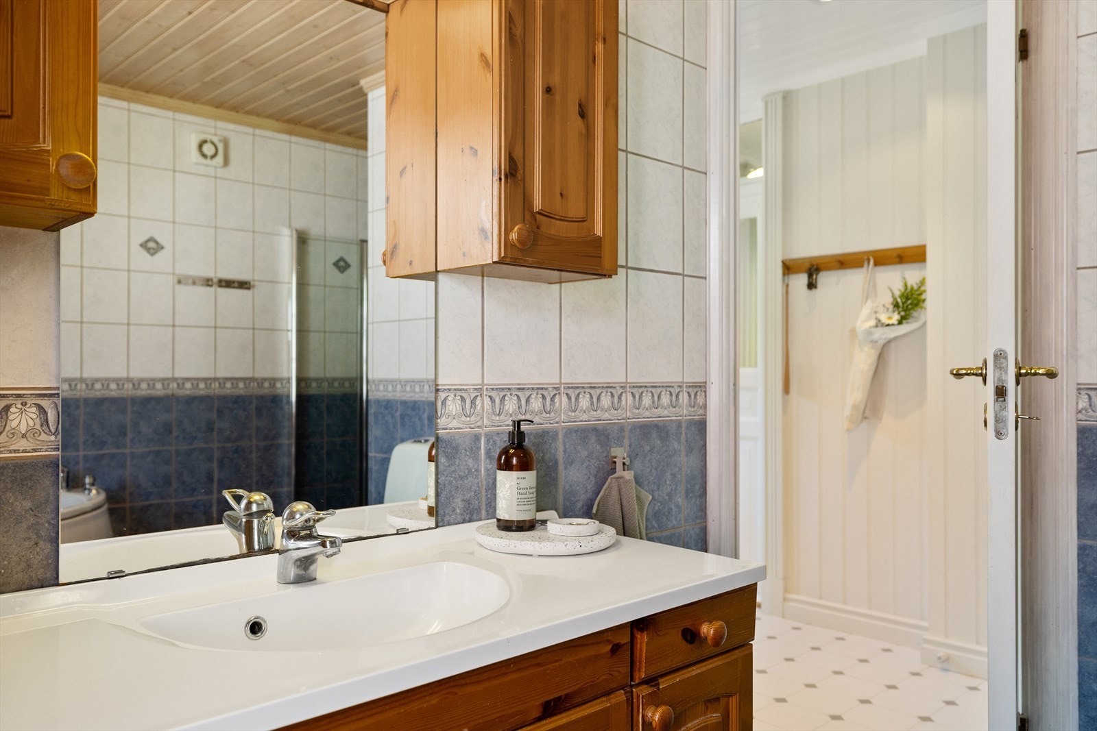 Plasseringen inntil gangen er svært praktisk, spesielt for wc og vaskerom, når man for eksempel har arbeidet i hagen, og kommer inn med skitne klær Galleribilde