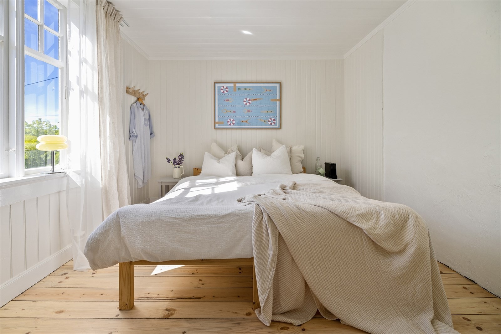 Skal annekset benyttes utenfor sommerhalvåret, bør det isoleres. Slik det er i dag fungerer det fint som gjesterom når anledningen krever det i sommermånedene. Galleribilde