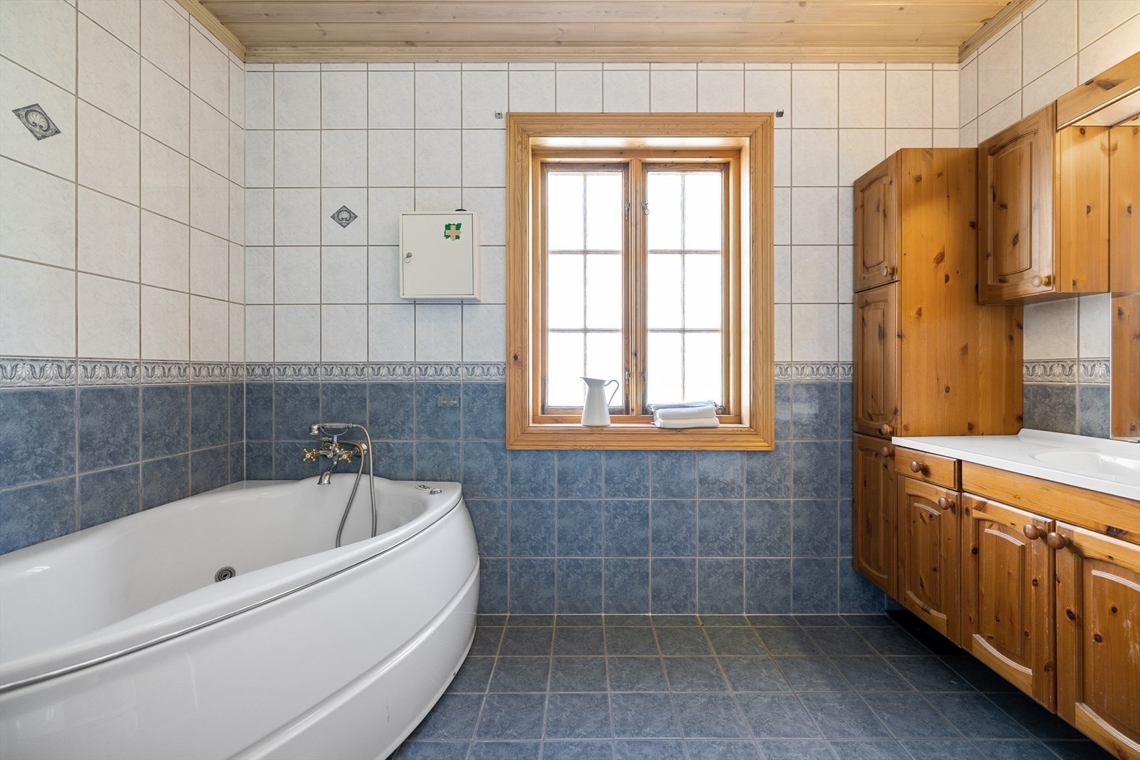 Badet fra 1998 er romslig, pent flislagt og med et fristende hjørnebadekar. Galleribilde