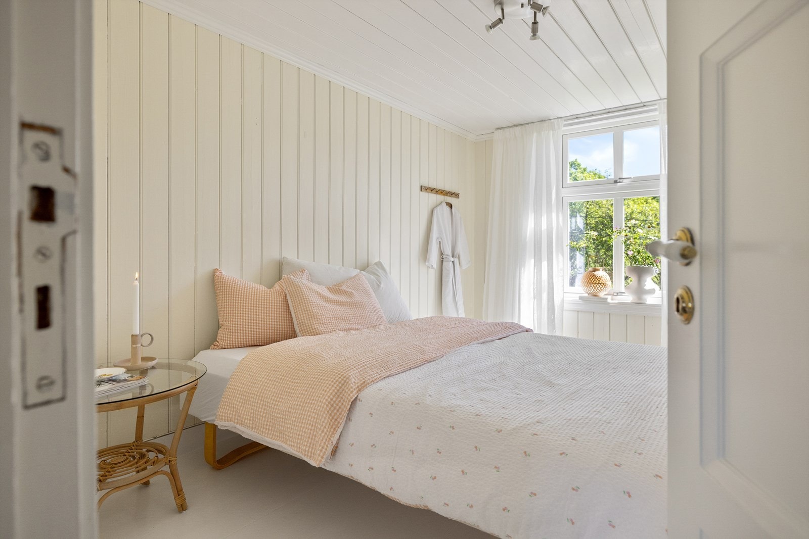 Originale tredører gir hjemme en naturlig varme og personlighet. Galleribilde