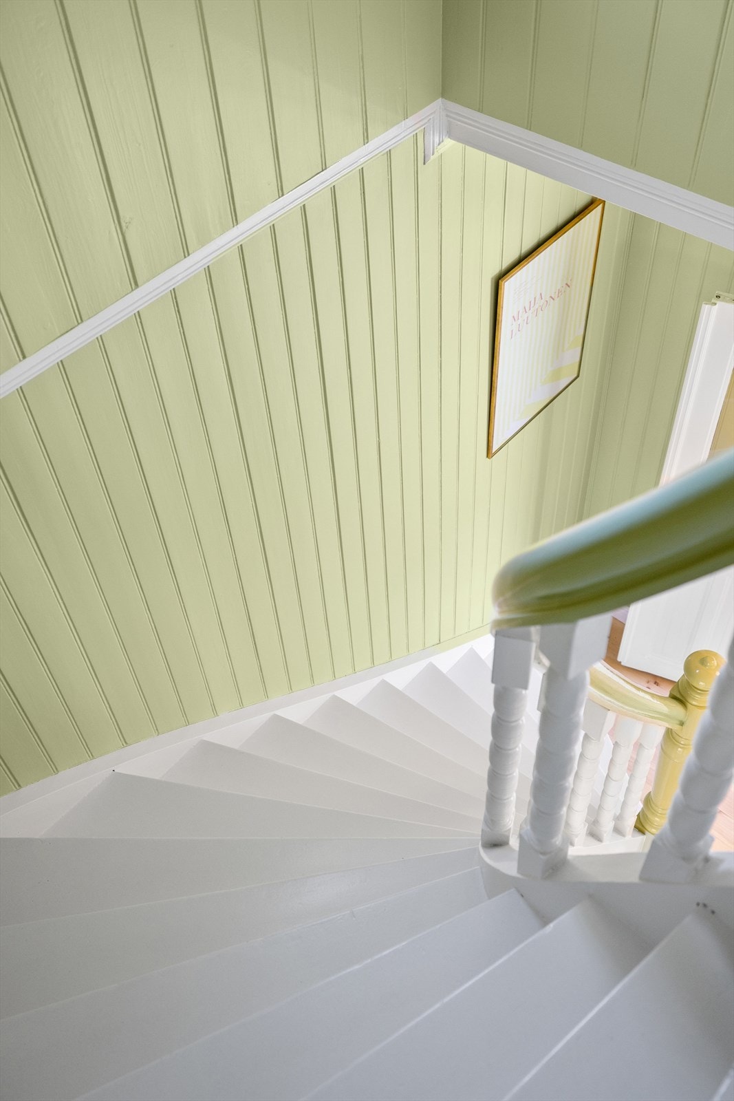 Trappegangen er malt våren 2024 i en pen grøntone. Galleribilde