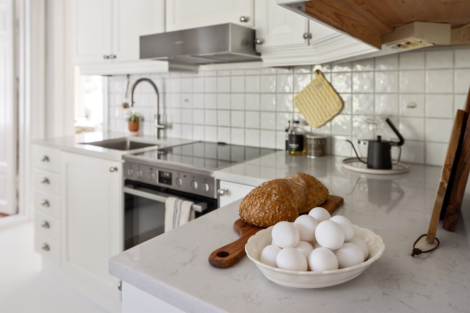 Innredningen er eldre, men er pen og har blitt fornyet i senere tid. Hvitevarene er frittstående. Galleribilde