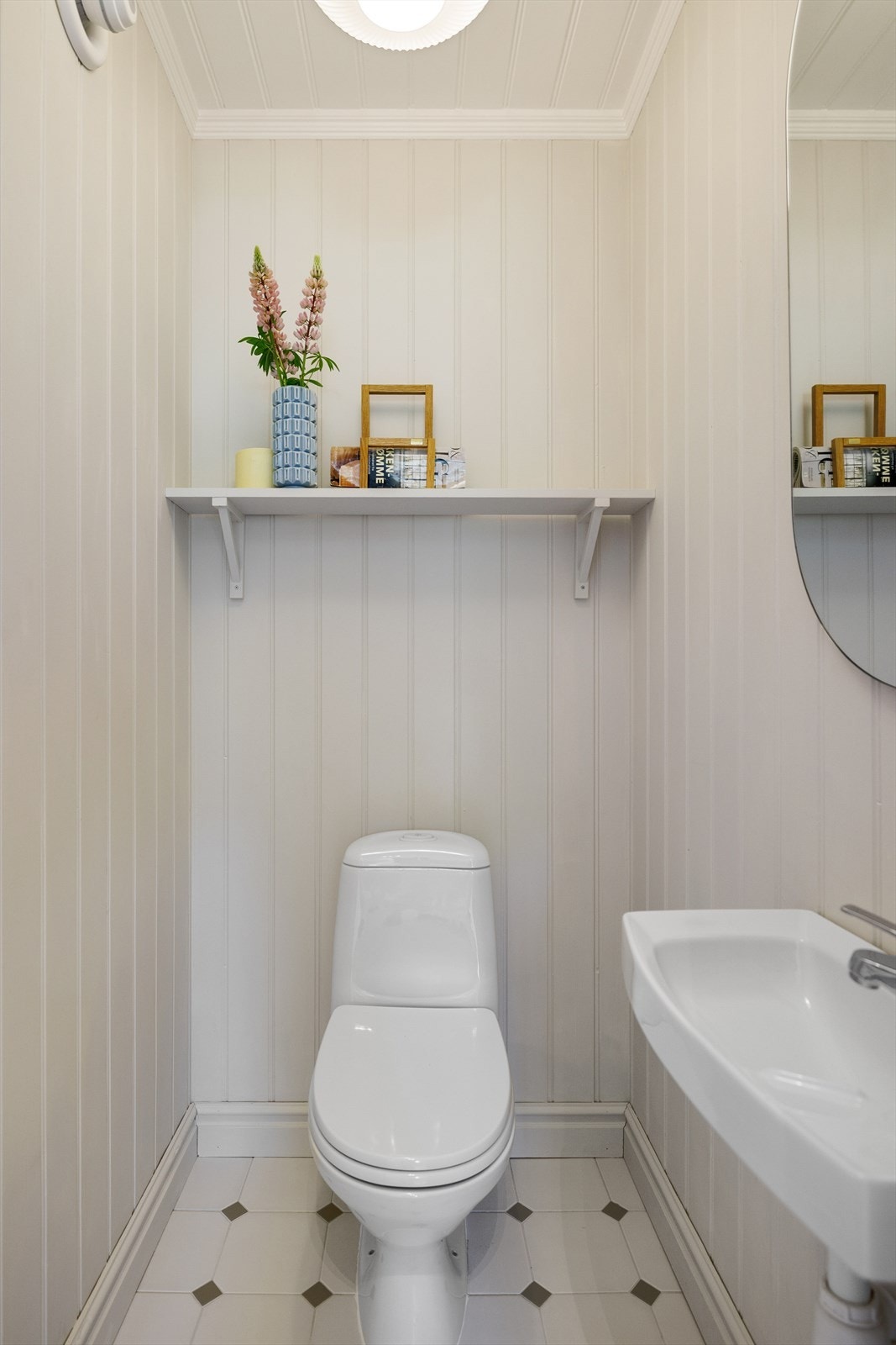 Wc-rom med adkomst fra hallen Galleribilde