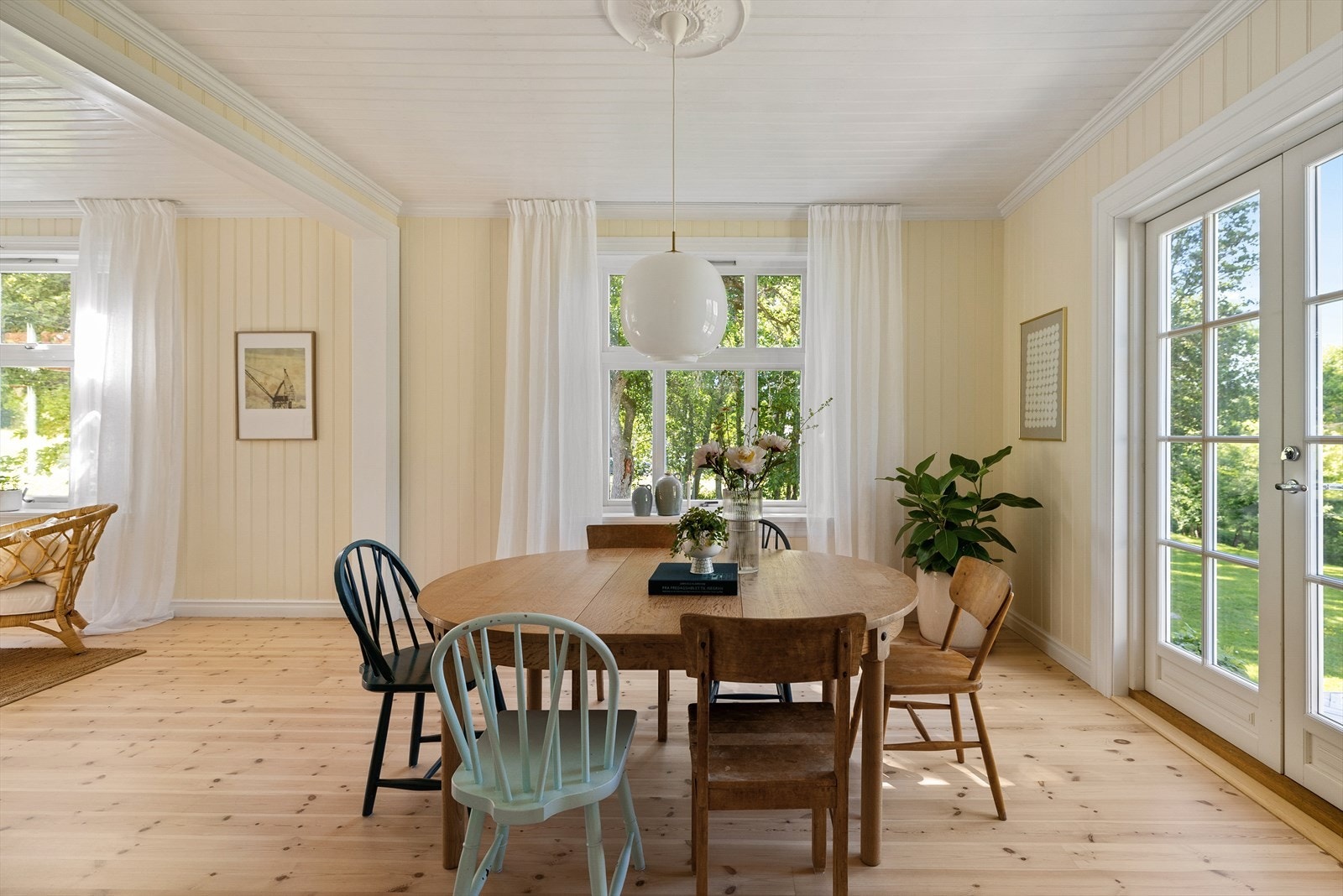 De to stuene er nyoppusset og viser potensialet i eiendommen. Galleribilde