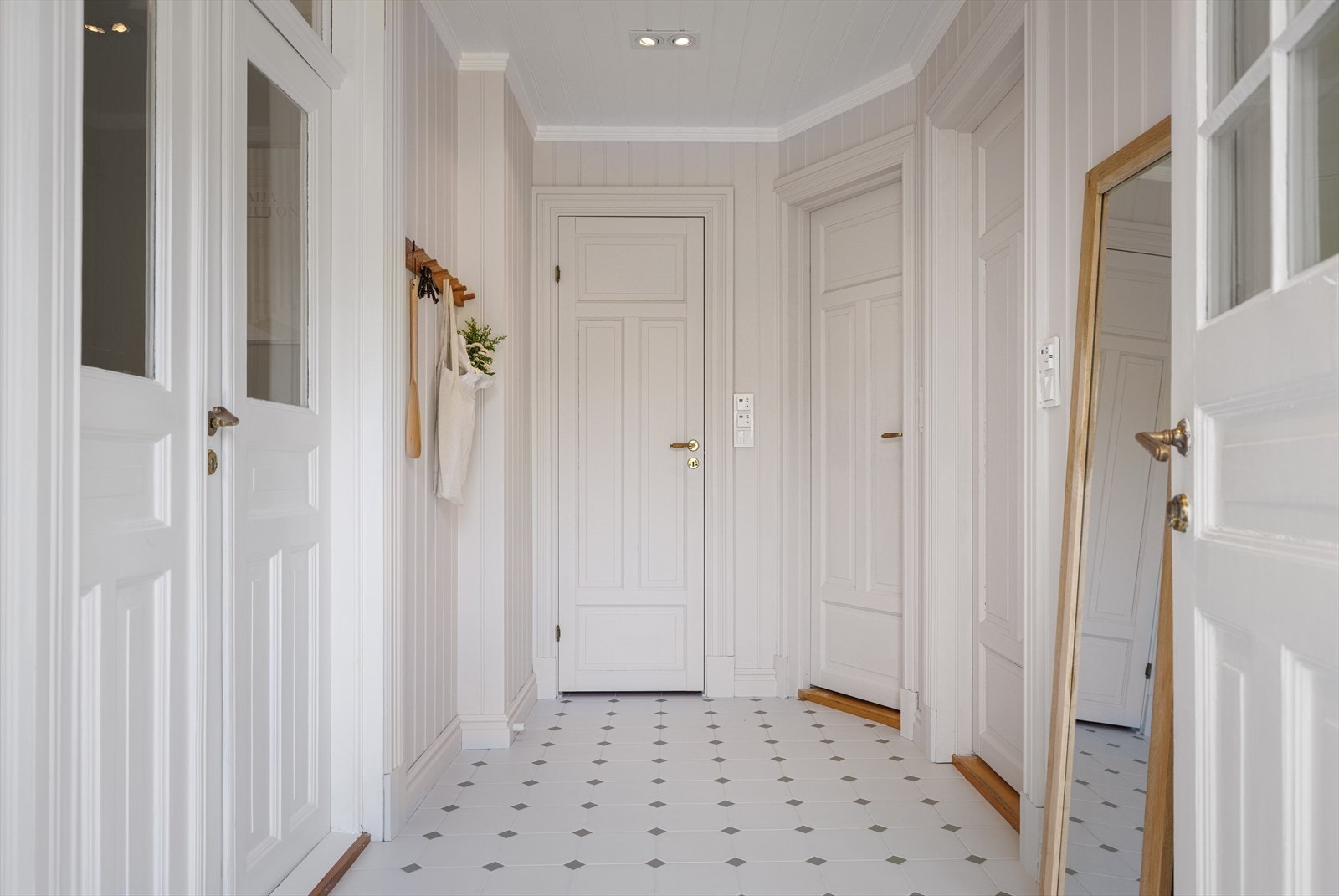 Fra den frodige hagen kommer du inn til en lys og pen gang som ligger i tilbygget fra 1998. Galleribilde