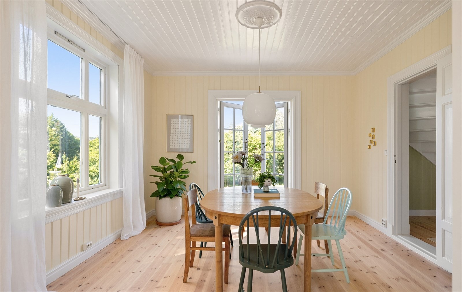 Fra spisestuen er det doble dører som leder ut til veranda og videre ned til den frodige hagen. Galleribilde